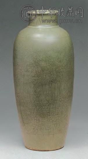 明 龙泉青釉刻牡丹花纹观音尊