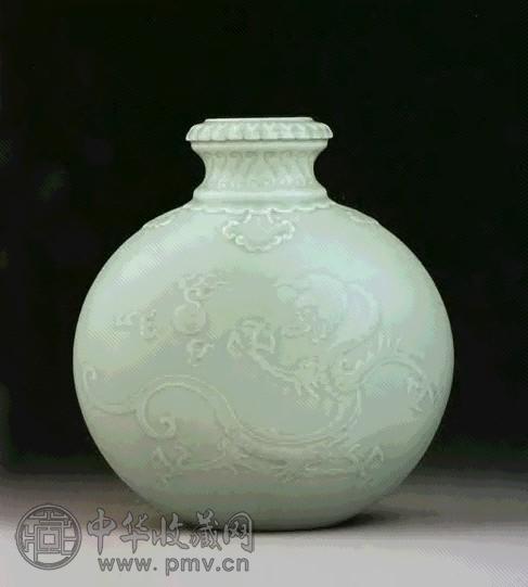 清雍正 粉青釉凸夔龙莲瓣口尊