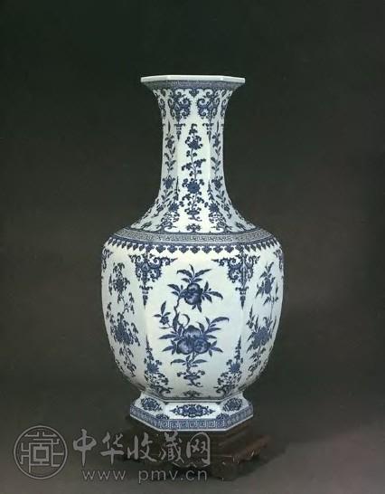 清乾隆 官窑青花折枝三多果宝花卉六方尊