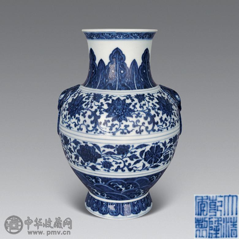 清乾隆 青花缠枝花卉铺首尊