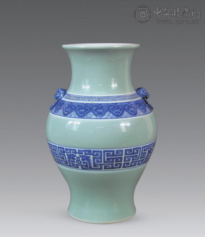 清 豆青地青花夔龙纹兽耳尊