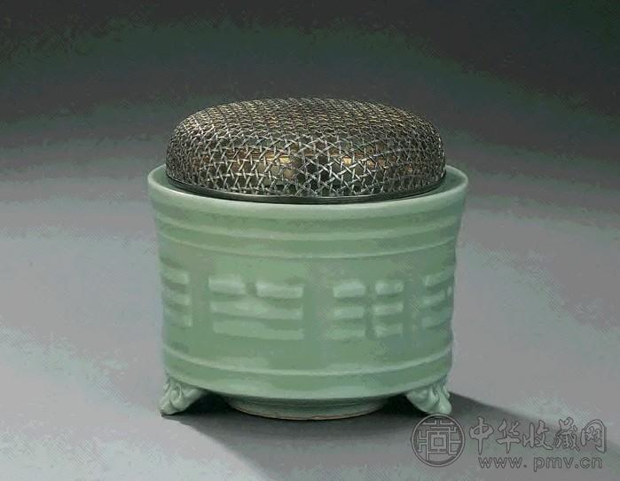 南宋/元 龙泉窑青釉八卦纹三足炉