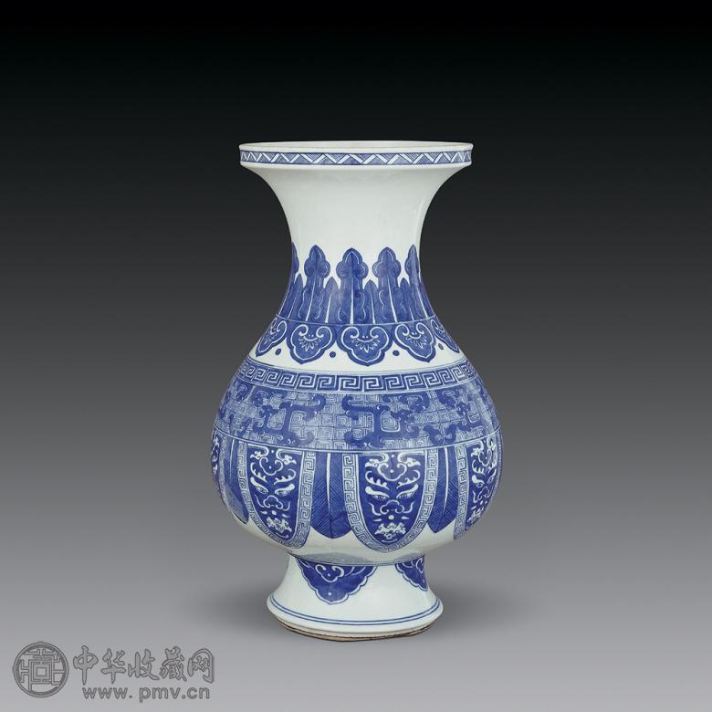 清中期 青花兽面蕉叶纹盘口尊