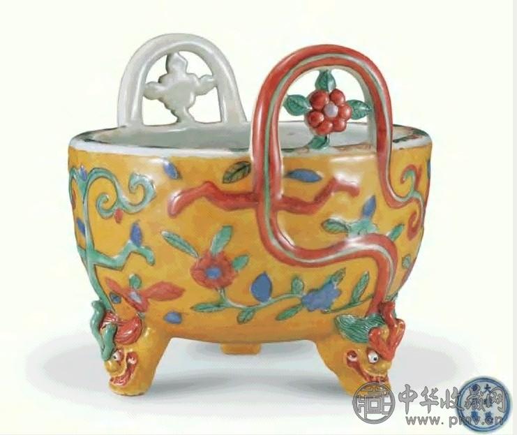 明万历 黄地五彩花卉双耳三足炉