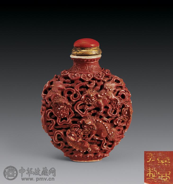 清嘉庆 雕瓷太狮少狮鼻烟壶