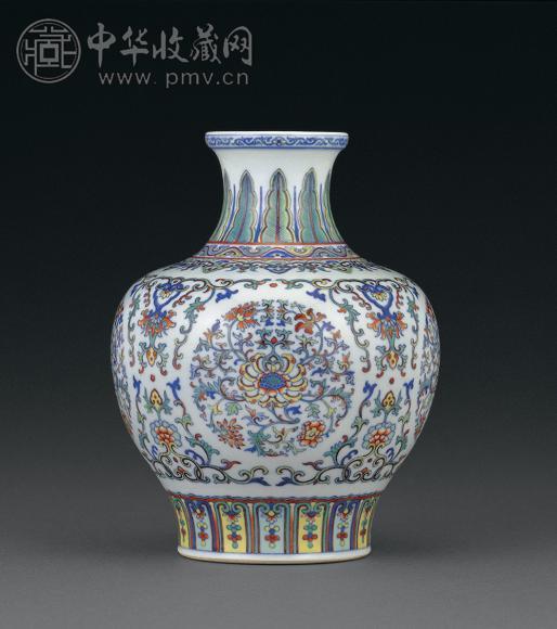 清乾隆 斗彩变形西番莲纹撇口尊