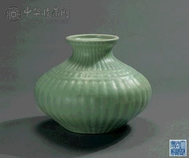 清光绪 豆青釉渔萎尊