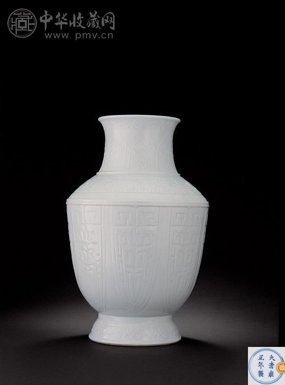 清雍正 白釉刻夔龙纹尊