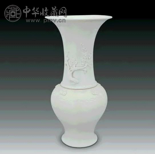 清康熙 德化白釉贴塑梅竹凤尾尊