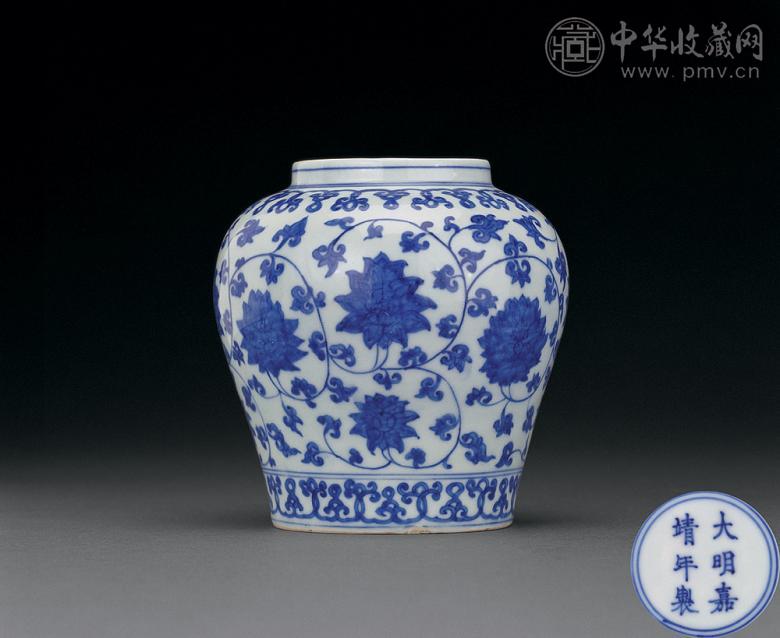 明嘉靖 青花缠枝莲托八宝纹罐