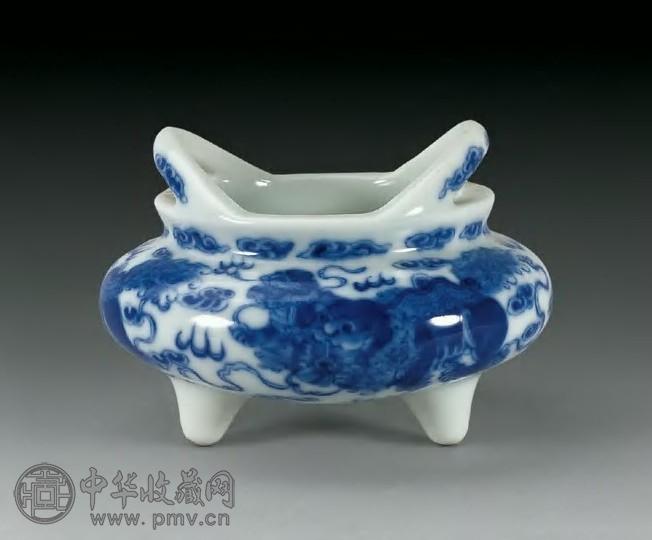 民国 青花狮纹凤耳三足炉