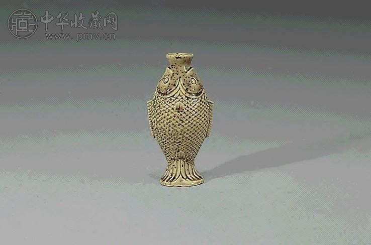 清 釉里红鱼形尊