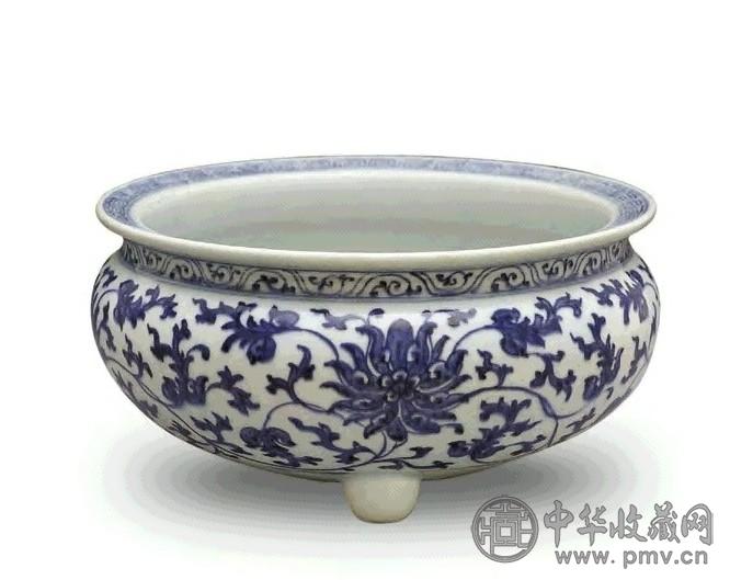 清乾隆 青花缠枝莲纹三足炉