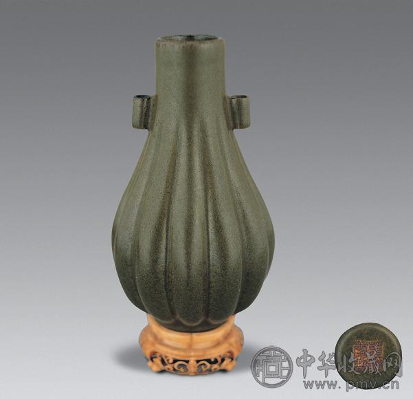 清雍正 茶叶末釉贯耳瓜棱尊