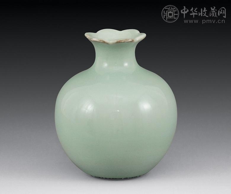 清乾隆 豆青石榴尊