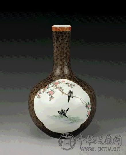 清 墨彩开光粉彩花鸟天球瓶