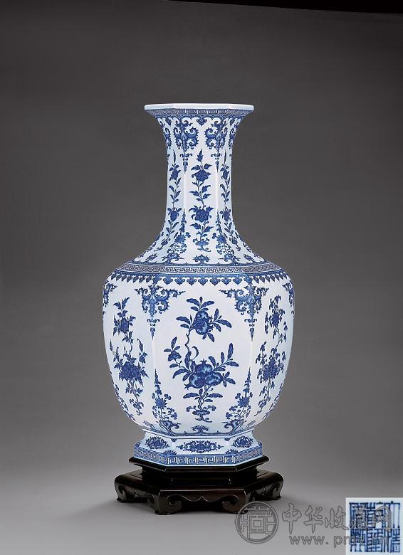 清乾隆 官窑青花折枝三多果实花卉纹六方尊