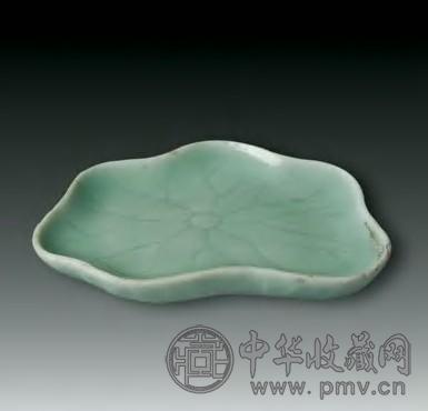 清 豆青釉荷叶形笔舔