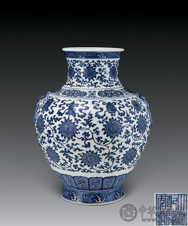 清乾隆 青花缠枝花卉八宝纹铺耳尊