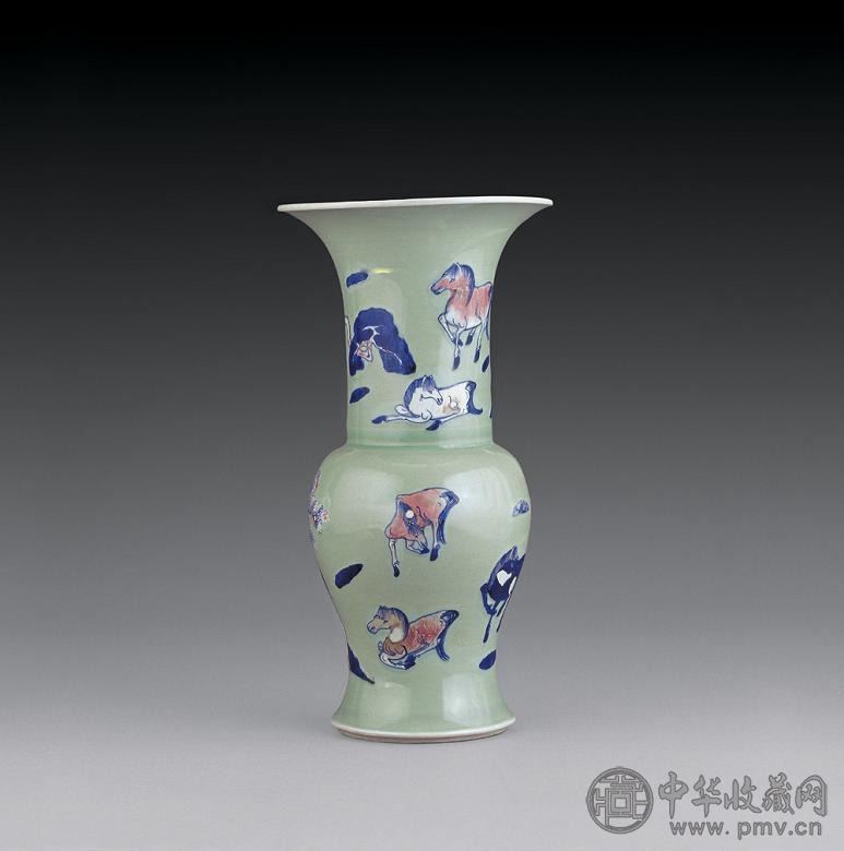 清康熙 豆青地釉下三彩松下群马图凤尾尊 清康熙 豆青地釉下三彩松下群马图凤尾尊