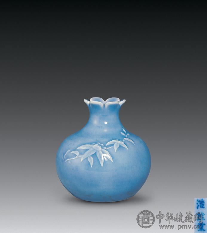 清道光 天青釉堆塑折枝花卉纹石榴尊