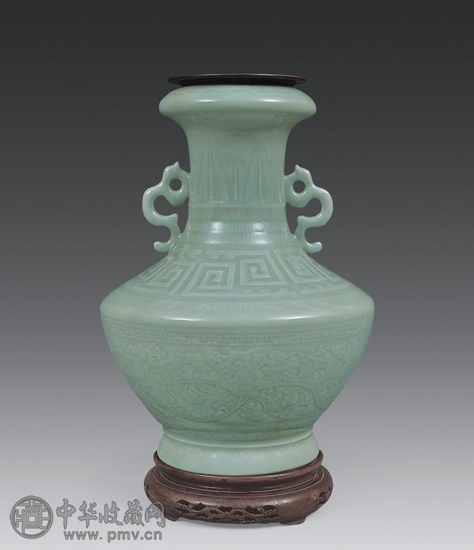 清乾隆 粉青釉缠枝莲双耳尊