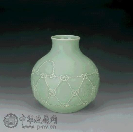 民国 豆青雕花鱼篓尊