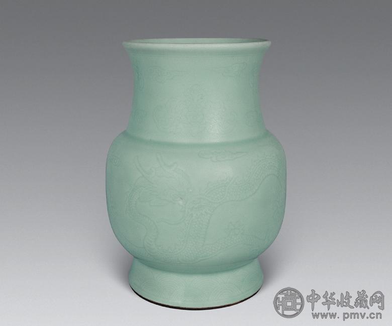 清乾隆 豆青刻龙纹尊 清乾隆 豆青刻龙纹尊