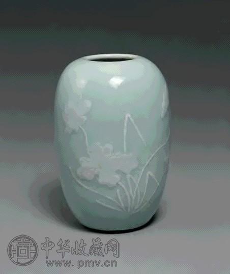 清乾隆 冬青釉暗花荷花纹萝卜尊