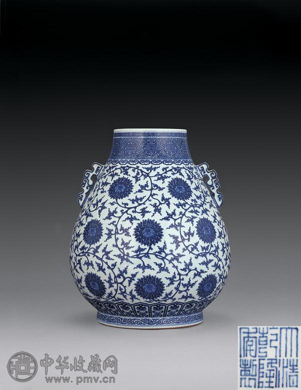 清乾隆 青花缠枝莲纹双耳鹿头尊