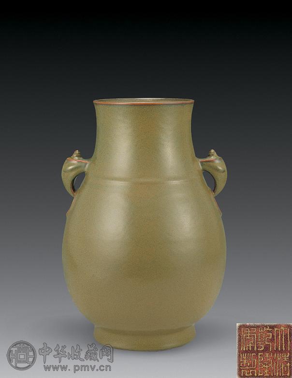 清乾隆 鳝鱼黄釉鸠首尊 清乾隆 鳝鱼黄釉鸠首尊