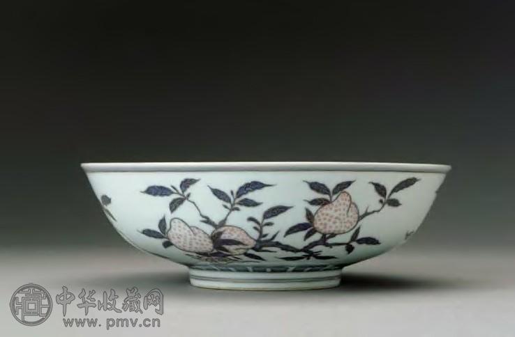 清乾隆 青花釉里红金彩三多盘