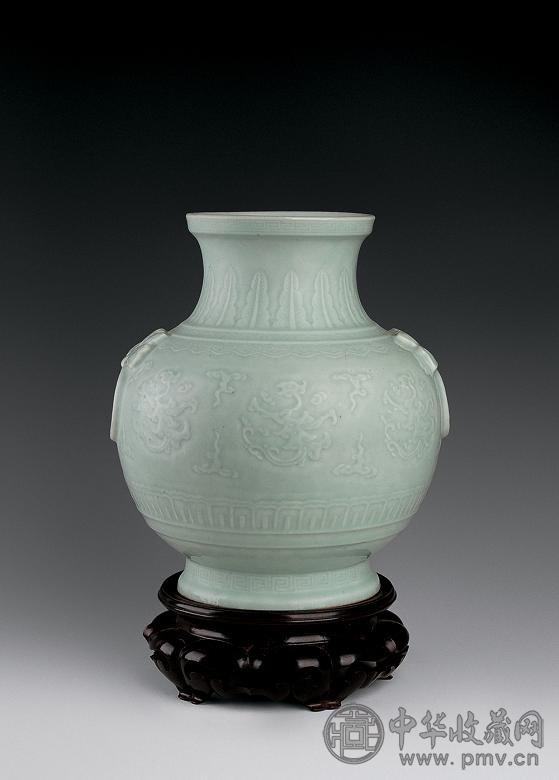 清乾隆 冬青釉浅雕夔凤纹环耳尊 清乾隆 冬青釉浅雕夔凤纹环耳尊