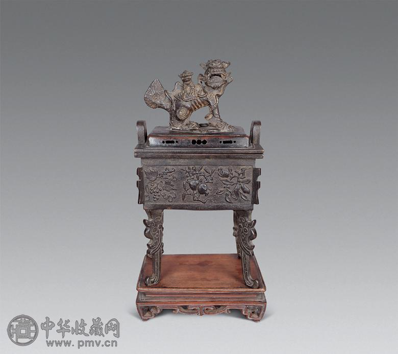 明 青铜花卉方鼎