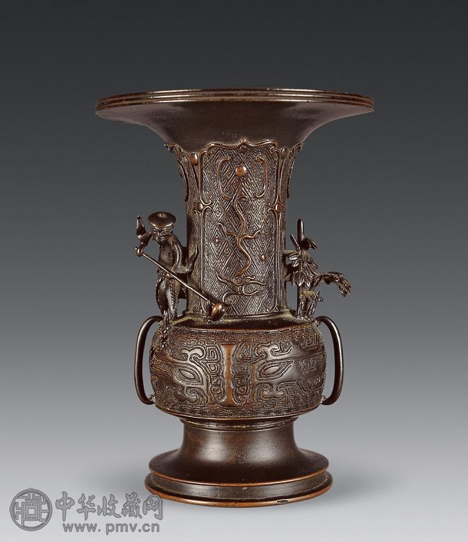 清 铜雕兽面人物花觚