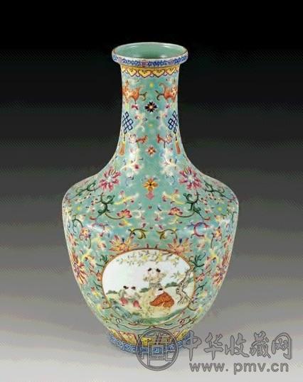清 松石绿地粉彩花卉开光人物瓶