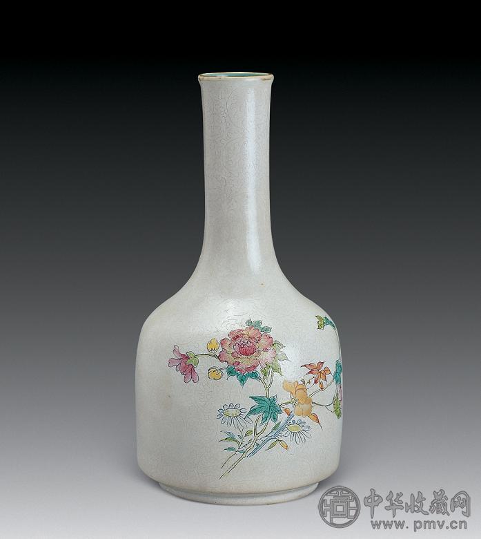 清乾隆 粉彩剔地轧道花卉摇铃尊