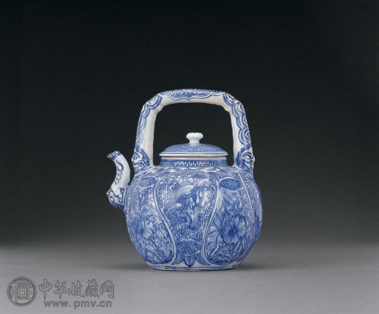 明万历 青花淡描花卉狮纹瓜棱式提梁壶