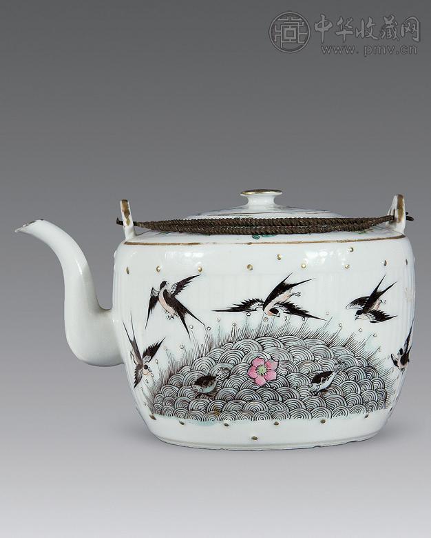 清道光 粉彩花蝶纹茶壶