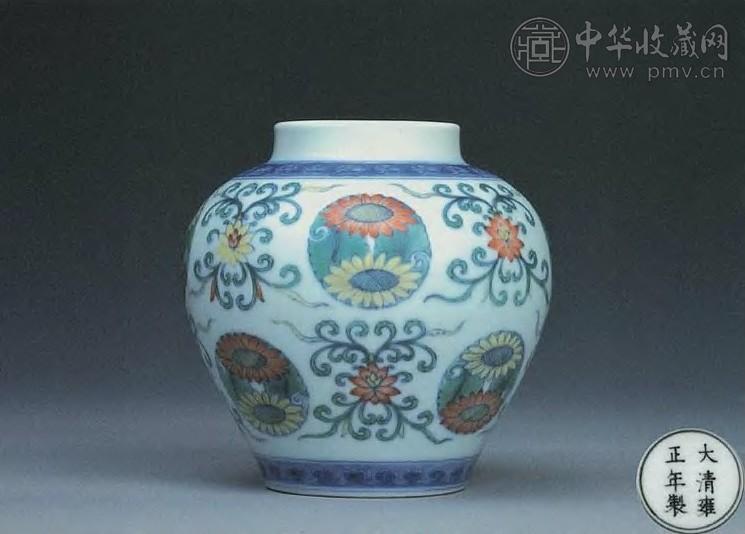 清雍正 斗彩团花纹小罐