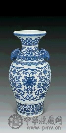 清雍正 青花四出贯套莲花纹牺耳尊