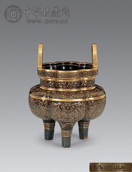 清乾隆 鳝鱼黄釉描金雕花夔龙纹三足炉