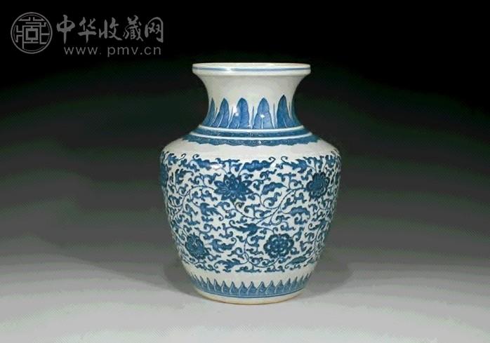 清雍正 青花缠枝花卉鱼篓尊