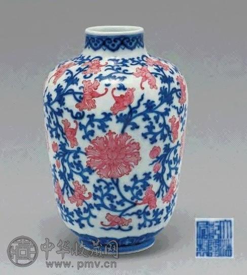 清乾隆 青花胭脂红彩缠枝蕃莲灯笼瓶