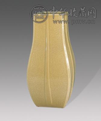 黄地暗花方口尊