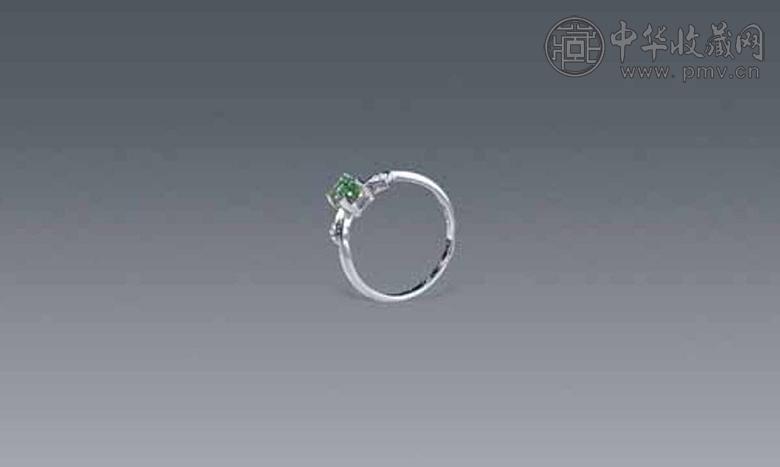 18K白金镶祖母绿戒指