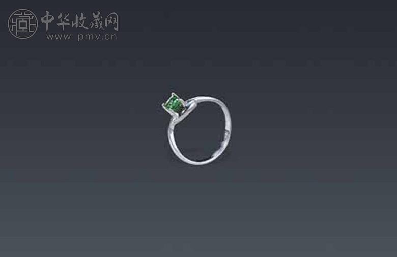 18K白金镶祖母绿戒指