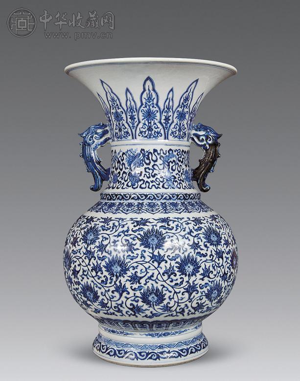 清 青花莲托八宝纹双耳尊 清 青花莲托八宝纹双耳尊