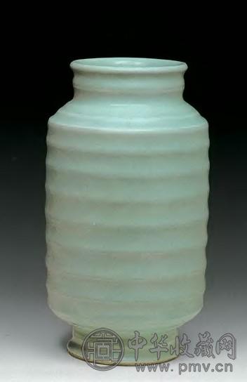 清乾隆 豆青釉弦纹尊