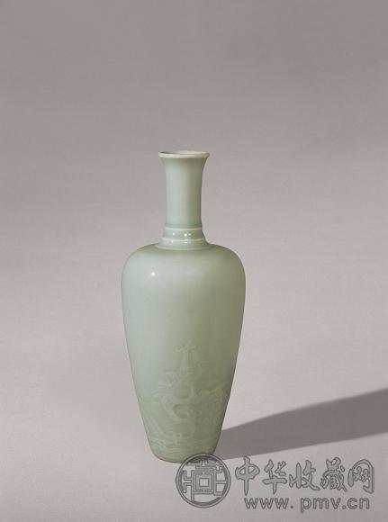 清康熙 豆青釉浮雕海水云龙纹莱菔尊